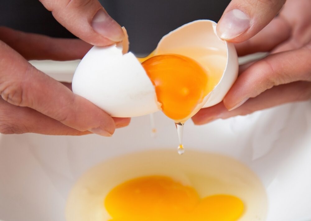 Почему мутные белки яиц. Эмульсия яичного желтка. Желток в руке женская. Непрозрачный белок у яйца. Мутный белок в сыром яйце.